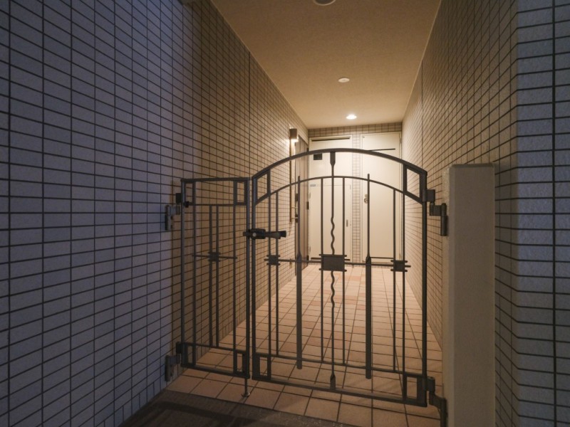 専用ポーチ付きの住戸です。共用廊下からワンクッション空間があることでプライバシー性が高まり、小さなお子さまのいるご家庭にも安心感があります。ゆとりあるアプローチが家族の毎日の暮らしを快適にサポートしてくれます。