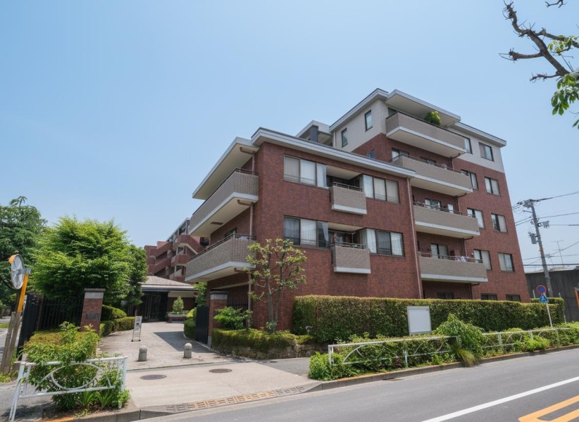 閑静な住宅街＜碑文谷＞の街並みに調和する重厚感のある低層レジデンスです。ゆとりある敷地計画と落ち着いたタイル貼りの外観が、都心にありながら穏やかで上質な暮らしを演出します。周辺には緑も多く、落ち着いた住環境が魅力です。