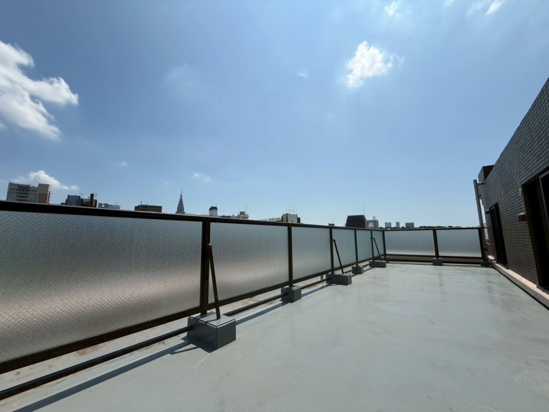 約32m²の広々ルーフバルコニーです。都市の鼓動を感じながら、空に溶け込む日常を愉しめる住まい。室内と外が緩やかに繋がる設計です。視界の先に広がる、凛とした青空が日々をアップデートしてくれます。