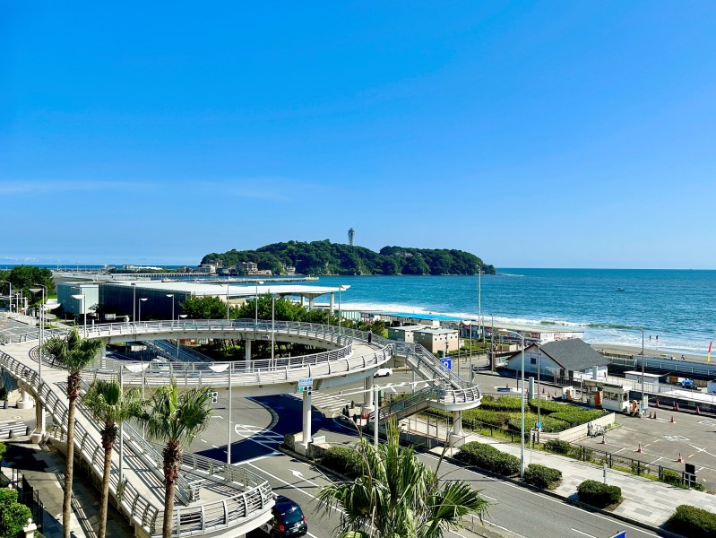 バルコニーからは湘南を象徴する江の島を一望。海を眺めながらコーヒーを楽しむ朝や、夕暮れ時の景色に癒されるひとときが日常になります。湘南ライフを存分に満喫できるオーシャンビュー住戸です。