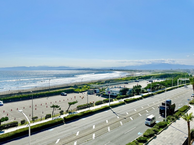 目の前に広がる湘南の海岸線と開放的な空。朝は海沿いをランニングし、休日は波のコンディションを眺めながらサーフィンへ。四季折々の表情を見せる海を日常の風景として楽しめる贅沢なロケーションです。