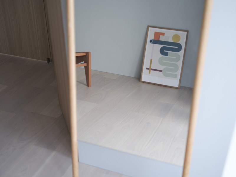クロスとフローリングの間には巾木を設けず、繊細な技術で丁寧につくりあげたお部屋です。ディテールにこだわり、ノイズレスな美しさがお部屋全体に凛とした品格と開放感をもたらします。