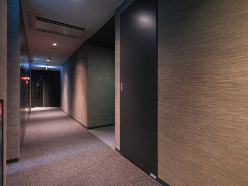 エレベーターを降りてお部屋へと続く廊下は、ホテルライクな内廊下設計です。外気の影響を受けにくく、プライバシーも守られやすいです。