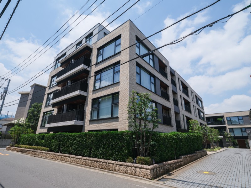 都心の高台、屋敷町の風情が息づく地に佇む低層レジデンスです。徒歩圏内にスーパーやコンビニ等があり、住環境良好です。２匹までペット飼育可能（規約有）です。