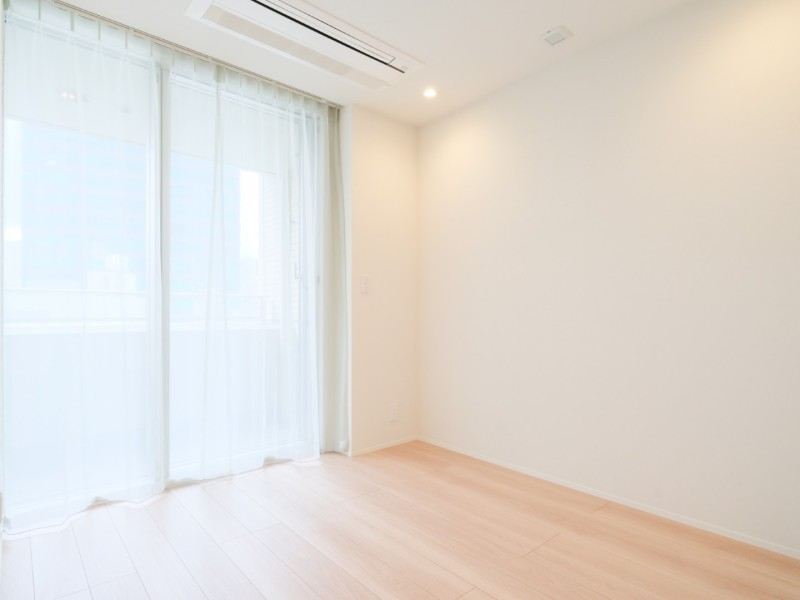 南向きでたっぷりの自然光が心地よい洋室1です。柔らかな表情を生むフローリング素材を採用し、穏やかな時間を紡ぎ出す居住空間です。