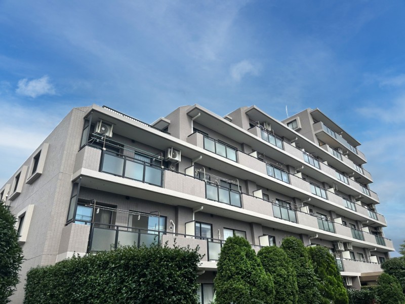 植栽に囲まれた穏やかな佇まいが印象的なマンションです。「大泉学園」駅徒歩12分の利便性を備えながらも、落ち着いた住宅街に位置しています。これからの暮らしをゆっくり楽しみたいご夫婦にふさわしい住環境です。