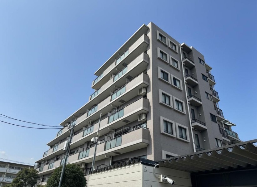 落ち着いたグレートーンの外観が街並みに調和するレジデンス。2025年には共用部の大規模修繕工事が実施され、長く安心して暮らせる住環境が魅力です。ご夫婦での散歩や買い物を楽しみながら、穏やかな毎日をお過ごしいただけます。