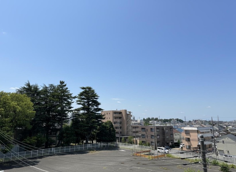 4階・南西向きならではの開放感ある眺望です。空を広く感じられる景色が広がり、晴れた日には窓辺で読書やティータイムを楽しむのもおすすめです。季節の移ろいを感じながら、ゆったりとした時間を過ごせます。