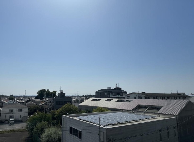 4階部分から遠くまで見渡せる開放的な眺望です。遮るものが少なく、晴れた日には広い空を感じながらゆったりと過ごせます。朝は陽光を浴びながら朝食を楽しみ、ご夫婦で穏やかな一日を始められる住環境です。