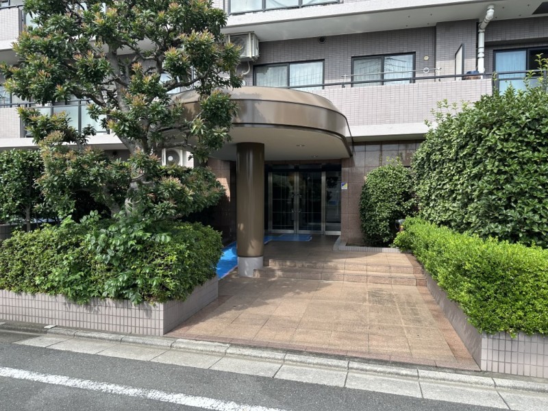 手入れの行き届いた植栽が彩るエントランス。落ち着いた雰囲気の中で住まう方を優しく迎えてくれます。徒歩での買い物や散歩から戻った際にも心地よく、安心感のある暮らしを支える共用空間です。