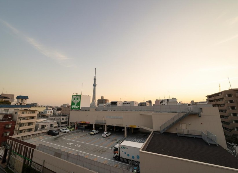 夕暮れの空に凛と佇む東京スカイツリーを望めるお部屋です。夜にはライトアップされた煌めく姿も間近に眺め、時の流れの美しさを感じる情緒的な眺望を堪能できます。
