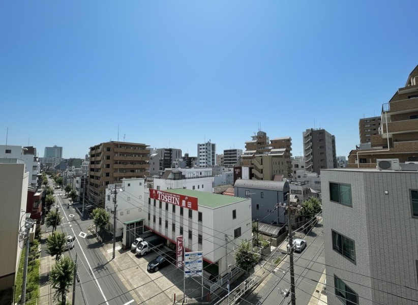 バルコニーからは、どこまでも続く青空と、その先に広がる街並みが望めます。視線を遮らない開放的な眺望が、住まう方の心までゆったりと解き放ちます。