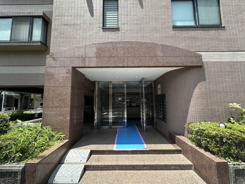 定期的なメンテナンスが行われ、綺麗に保たれたエントランスホールです。清掃が行き届いた様子から管理体制の良さが伺えます。