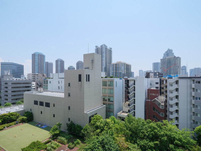 バルコニーからは桜川屋上公園の緑を望むことができ、都心にいながら自然の潤いを身近に感じられる眺望です。遠くまで広がる街並みが開放感を感じることができます。