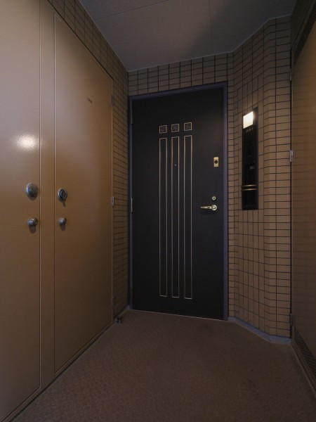 専用使用権付きトランクルームが玄関の横に付設されています。普段はあまり使わない荷物を収納すれば、家の中がスッキリ片付くので居室を広く使えます。
