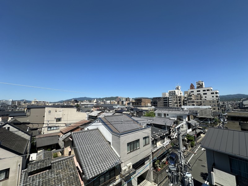 最上階５階部分の北西角住戸ですので、気持ちよく吹き抜ける風と愛宕山を望む眺望で、季節の移ろいを身近に感じることができます。大きな空を眺めながらリフレッシュできます。
