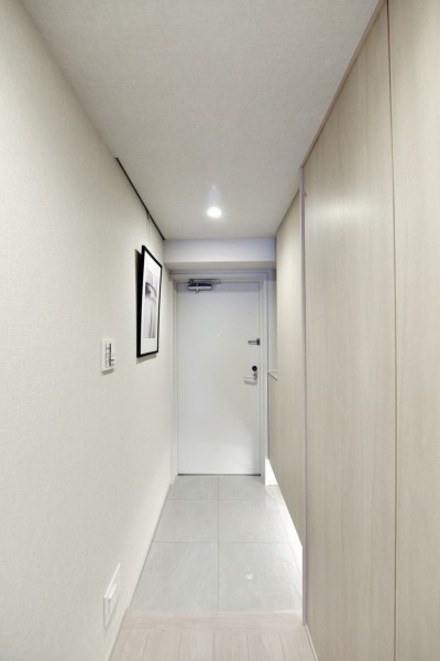 住まいの第一印象を彩る、明るく清潔感あふれる玄関です。フットライトが足元を照らし、家族やゲストを暖かく迎え入れてくれます。収納力豊富なシューズボックスを備えています。