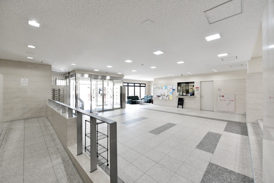 上質な御影石が醸し出すホテルライクなロビー空間です。広々とした共用スペースが、日々の暮らしにゆとりと品格をもたらします。高倉小学校まで約550ｍ、京都御池中学校まで約1350ｍです。