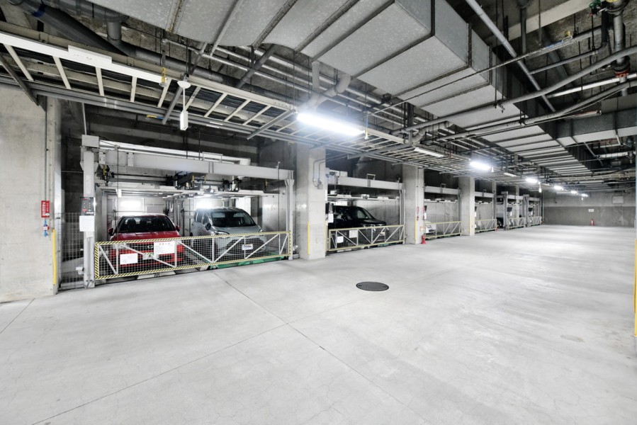 地下機械式駐車場ですので、風雨や直射日光から愛車を守りやすく、セキュリティ面でも安心です。雨の日の乗り降りも便利で、日々のカーライフを快適にサポートします。