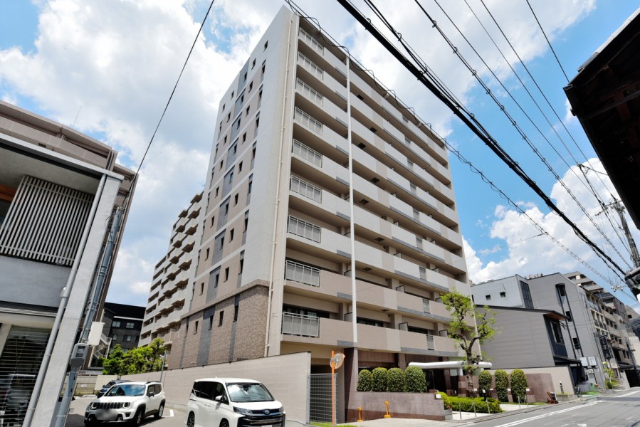 地下鉄烏丸御池駅徒歩６分、３沿線利用可能で通勤・通学も便利です。雨に濡れない地下駐車場があり、乗り降りしやすくお車も傷みにくくなっています。総戸数１３５戸、平成１０年建築、竹中工務店旧施工のマンションです。
