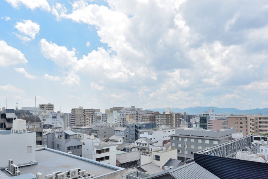 １１階建て９階部分の高層階、前面を遮る建物はございませんので、季節や時間と共に変化していく大きな青い空と古都・京都の街並みを堪能できます。大きく伸びをしたくなるような爽快な眺めが広がります。