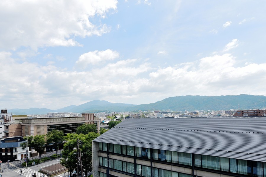 東山連峰を望む眺望が広がり、五山の送り火（大文字）鑑賞可能です。大きな空と時間や四季と共に変化する山々の景色が、日常生活に更なる安らぎを与えてくれます。京都らしい風情を感じながらお過ごし頂けます。