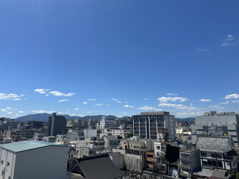 高層階ならではの開放感ある眺望が魅力的です。眼前に広がる京都の美しい街並みと山並みが一望でき、都心にありながら空の広がりを身近に感じられます。