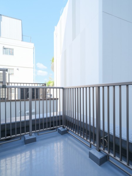 居住空間に広がりをもたらすルーフバルコニー付きです。心地よい風を感じながら、思い思いの時間をお過ごしいただけます。