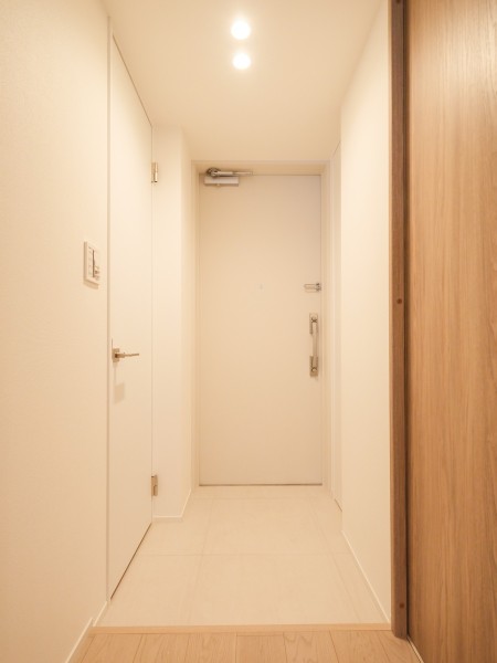 人感センサー付き照明を採用した玄関です。帰宅時や外出時に自動で点灯・消灯するため、暗い時間帯や両手がふさがっている際にも快適です。