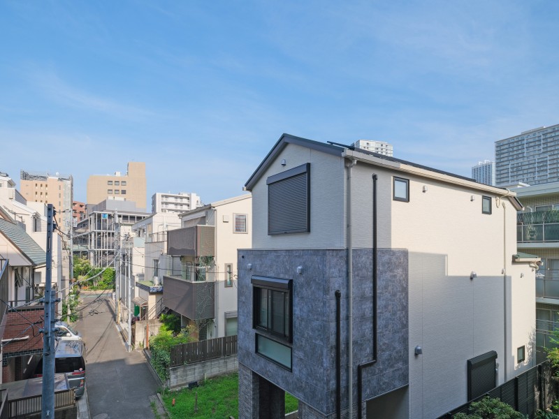 都会の鼓動を感じながら、空へと視線が伸びる眺望を望めます。都市と暮らしが、美しく交差する住まいです。