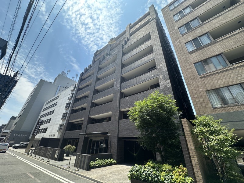 京都の中心、四条烏丸エリアに位置し、阪急線・地下鉄烏丸線、東西線の３沿線利用可能です。歴史と都市機能が調和し、利便性と落ち着きを兼ね備えた街で日常生活も充実します