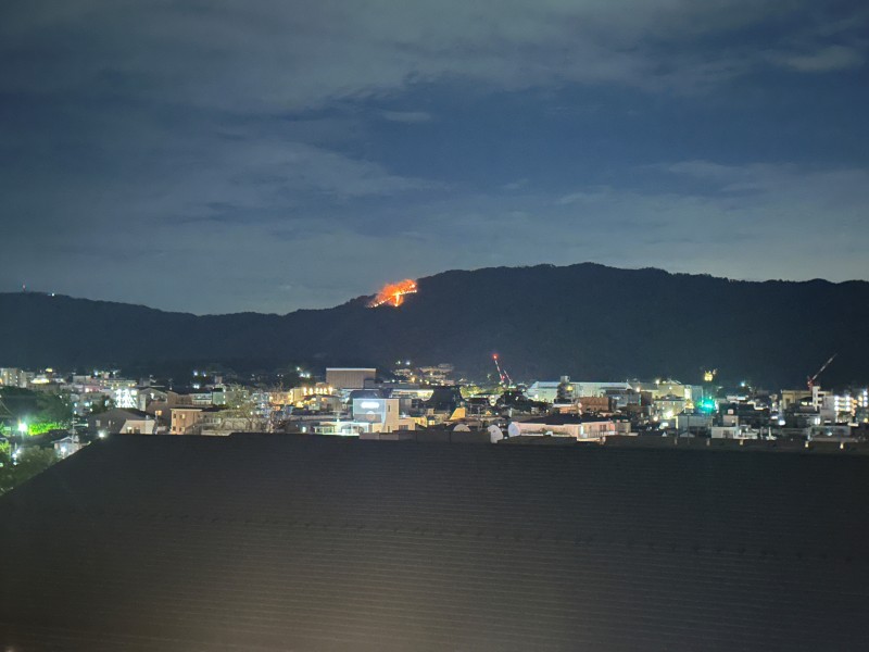 京都市登録無形民俗文化財でもある五山の送り火、大文字が自宅から鑑賞可能です。お盆の終わりを告げる五山の送り火を眺め、心穏やかな時間を過ごせます。