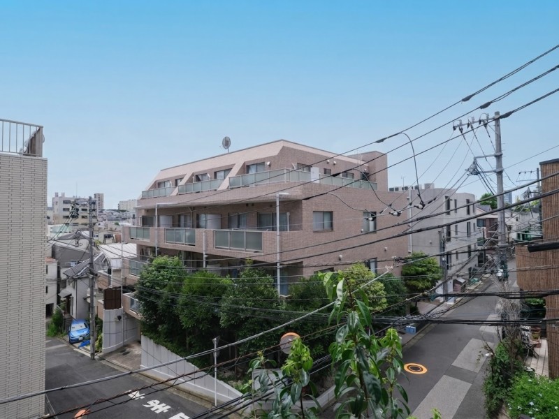 目の前に高い建物がなく、広がる空を身近に感じられる眺望です。穏やかな景色が暮らしに潤いを添えます。