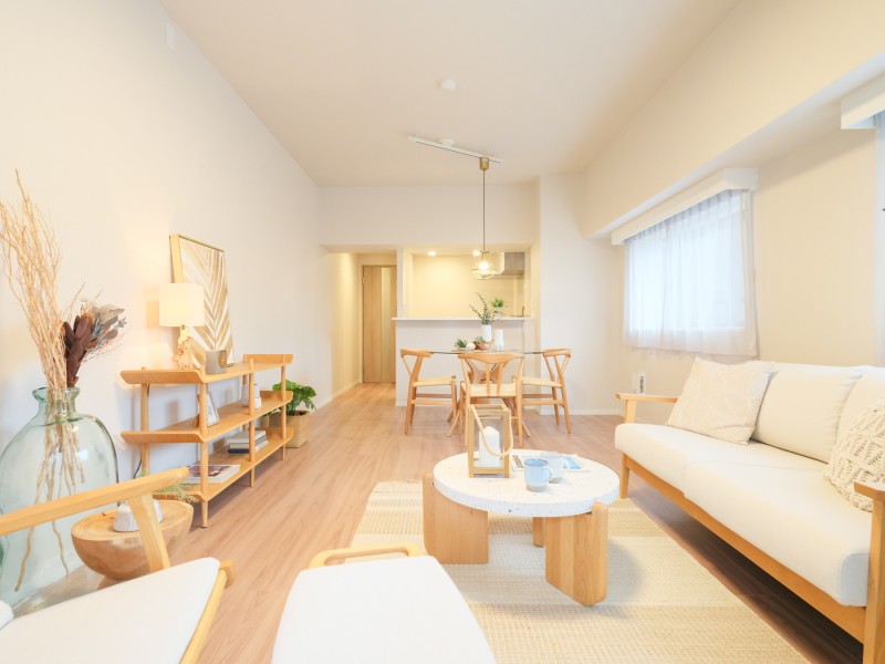 リビングダイニングには床暖房やエアコンがあります。1年中快適にお過ごしいただける住まいです。