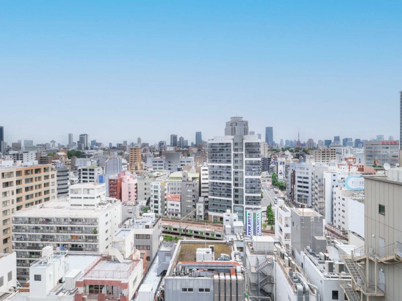 晴天時には東京タワーも見え、都心にいながらも空を身近に感じられる開放的な景色が広がります。