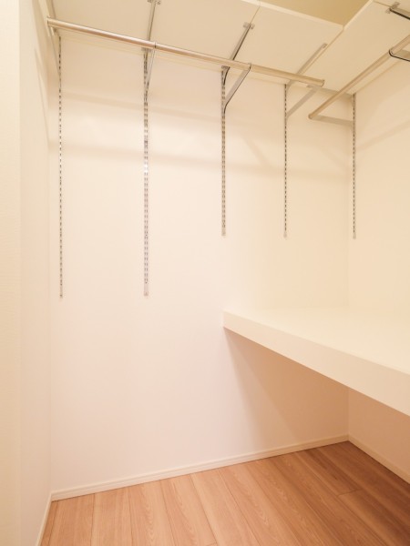 洋室1のウォークインクローゼットにはかさばりやすいアウターやオフシーズンの家電など、たっぷり収納できそうです。