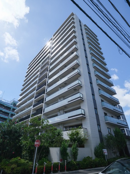 2020年築、野村不動産(株)旧分譲の〈プラウド〉シリーズです。「海老名」駅まで徒歩8分のフラットアプローチです。