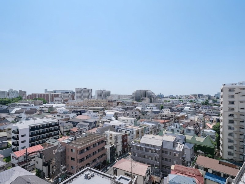 バルコニーからの眺望は、目の前に高い建物がなく開けた青空を望めます。穏やかな景色の中で、気分を切り替えられるひとときをお過ごしいただけます。
