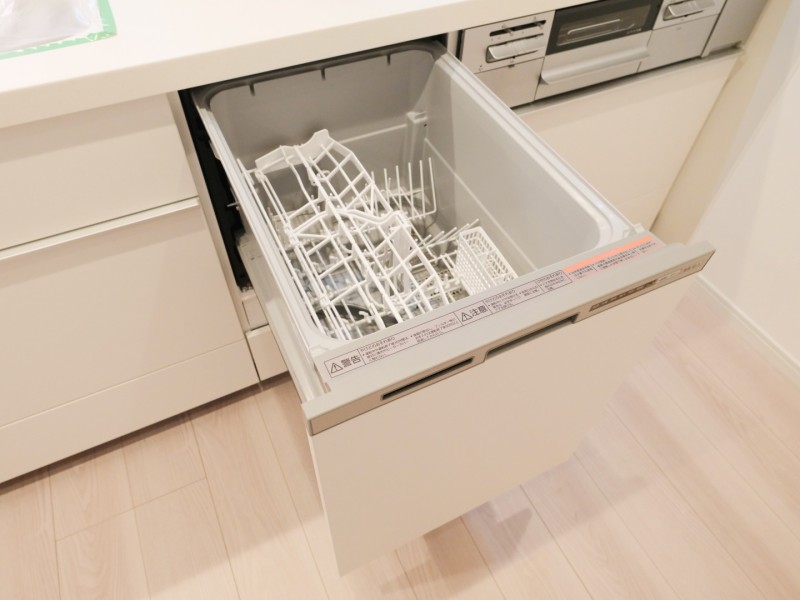 ◆食器洗浄機◆家事の時間を短縮できる優れもの。さらに節水・節約を同時に行うことができるので、人気があり重宝します。