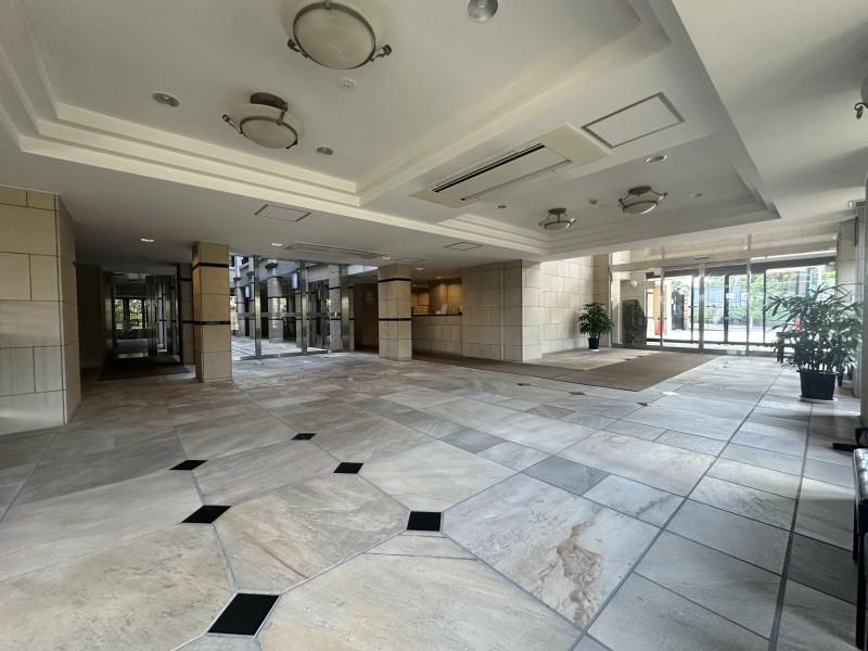 ホテルライクなスケール感と洗練された意匠が織りなす共用部です。大理石調の床が描く美しいラインの先に広がる格調高き空間が、住まう誇りを静かに物語ります。