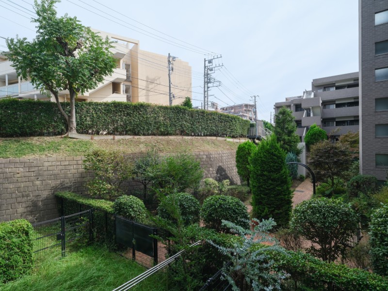 バルコニーからは植栽の緑を望みます。住まいのそばに自然の彩りがある、穏やかな景色をお楽しみいただけます。