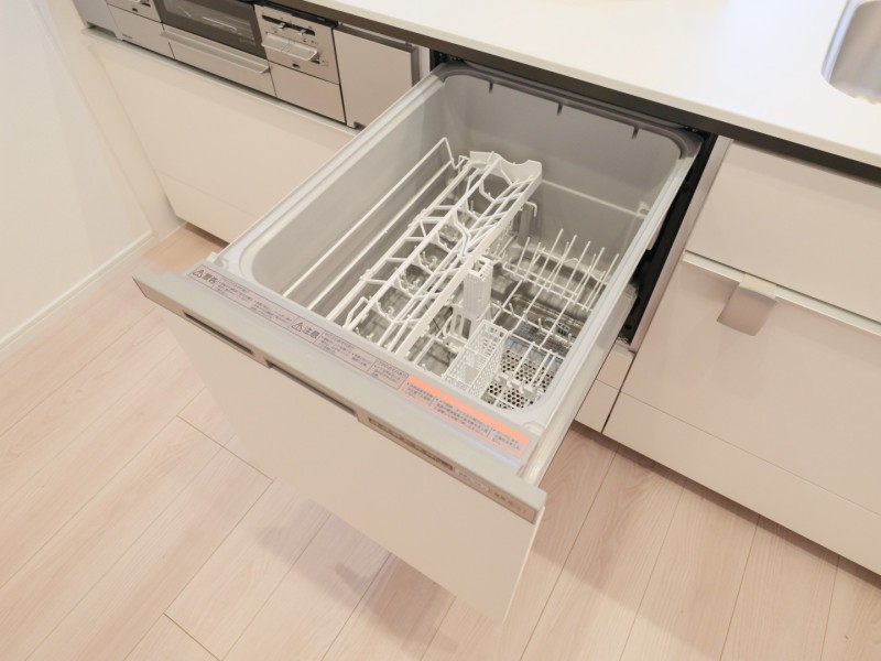 ◆食器洗浄機◆家事の時間を短縮できる優れもの。さらに節水・節約を同時に行うことができるので、人気があり重宝します。