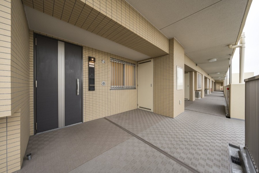 約6.24m²のアルコープ付き住戸です。共用廊下から一歩奥まった落ち着きのある玄関まわりです。