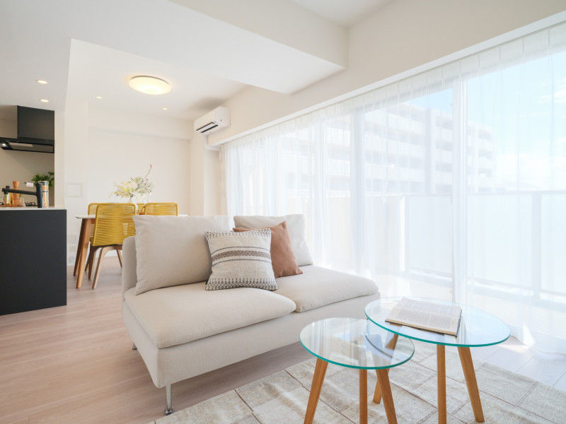 大きな開口部がもたらす豊かな採光と開放感を享受したお部屋です。内と外が緩やかにつながる心地よい安らぎあふれる空間です。