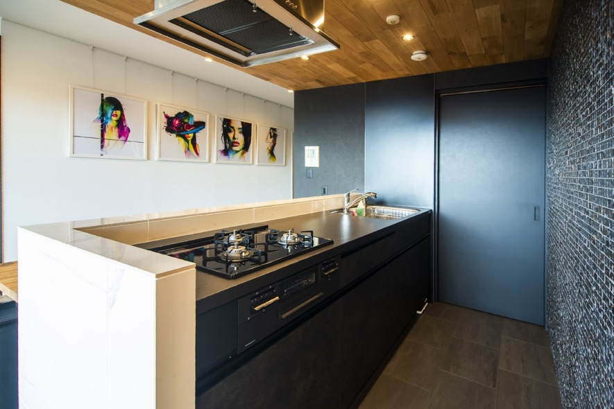 まるでギャラリーのようなキッチン