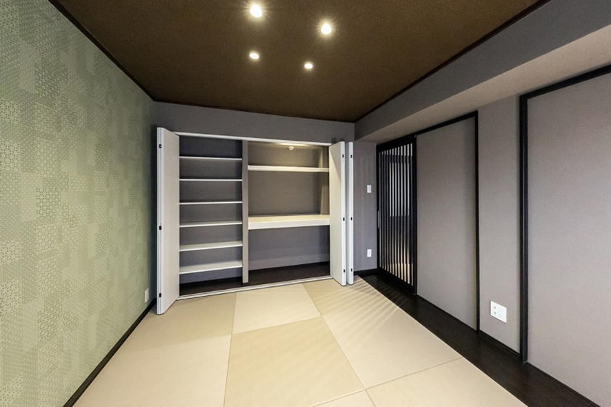 格子戸のおかげで、和室にいてもリビングにいる家族の存在がほどよく感じられる空間に。