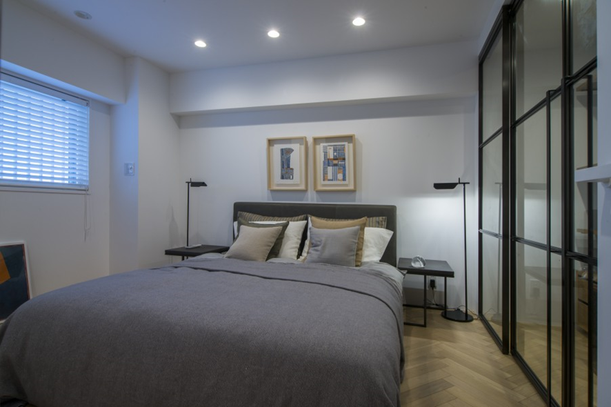 ベッドルームの一角にもアイアン格子を使用し、ウォークインクローゼットをつくりました。