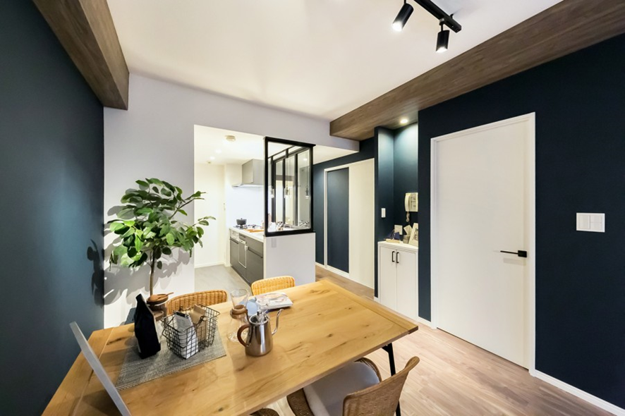 事例②梁に木目柄クロスを貼ってアクセントに