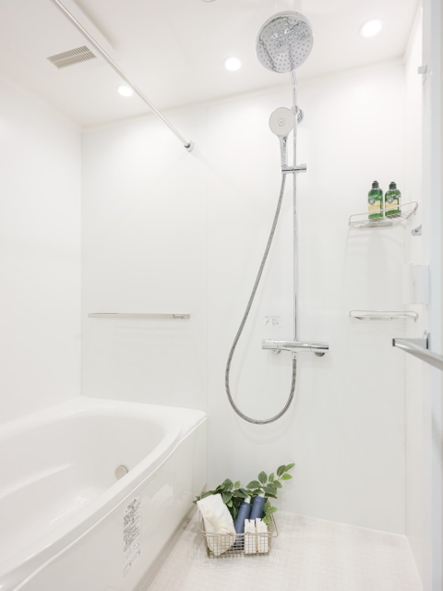 真っ白な空間でお湯に包まれるバスルーム