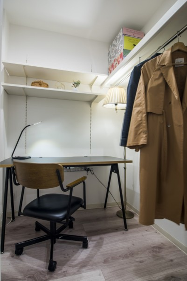 オンライン会議を行うことあるご主人様のワークスペースは納戸